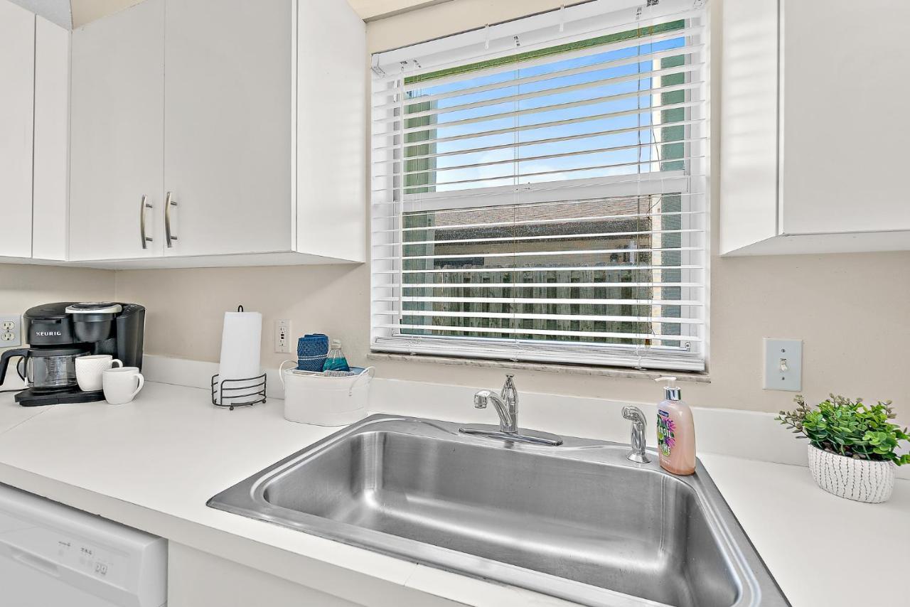 Serene Seaside Retreat - Dog Friendly - 2Br Townhouse With Shared Heated Pool Steps To Paradise Beach! Melbourne Luaran gambar